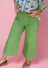 Load image into Gallery viewer, high-waisted cropped pants, apple green