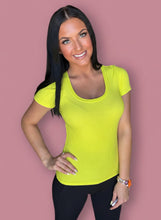 Load image into Gallery viewer, essential contour tee, lime