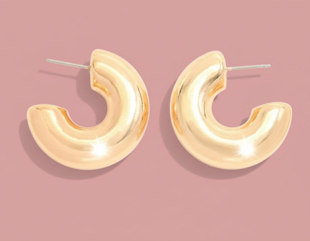 medium chunky huggie