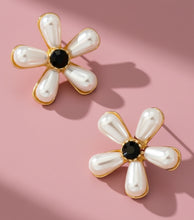 Load image into Gallery viewer, pearl flower studs
