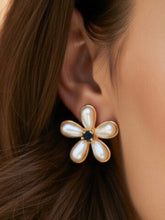 Load image into Gallery viewer, pearl flower studs
