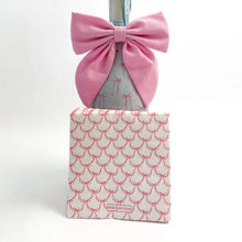 Load image into Gallery viewer, beau bottles blush pink linen bottle bow
