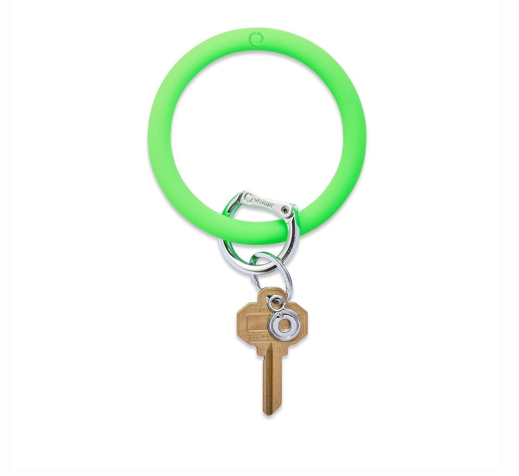 silicone big O key ring, in the grass